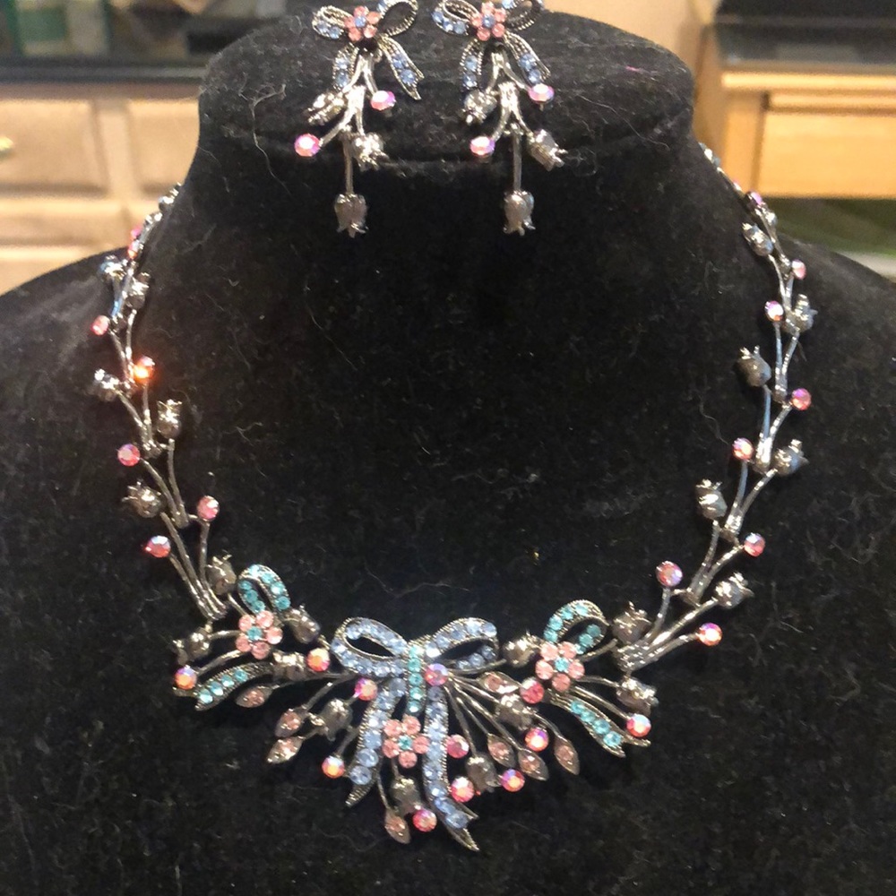 Gorgeously detailed fancy necklace and earring set